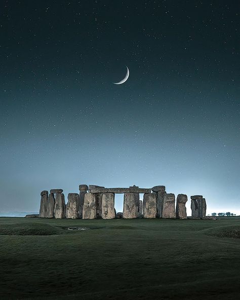 In Love With The Moon, Stonehenge England, Artsy Photos, Standing Stone, Kew Gardens, Beautiful Landscape Wallpaper, Stonehenge, Moon Stars, Beautiful Places To Travel