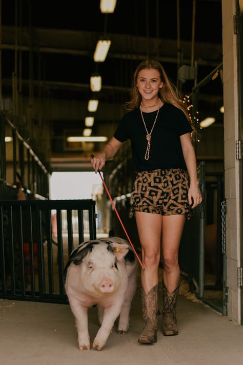 Ffa Pig Pictures, Show Pig Photography, Show Pig Aesthetic, Livestock Senior Pictures Pigs, Senior Pictures With Pigs, Show Pig Senior Pictures, Ffa Senior Pictures Livestock, Senior Ffa Pictures, Stock Show Senior Pictures