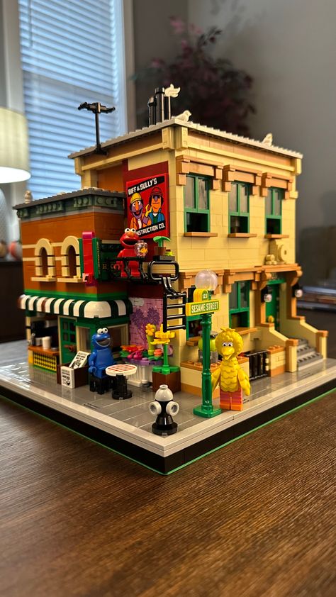 Lego Sesame Street, Lego City Buildings, Lego Base Plate Ideas, Lego Street, Lego City Ideas Buildings, Lego City Ideas, Big Lego Sets, Lego City Sets, Big Lego