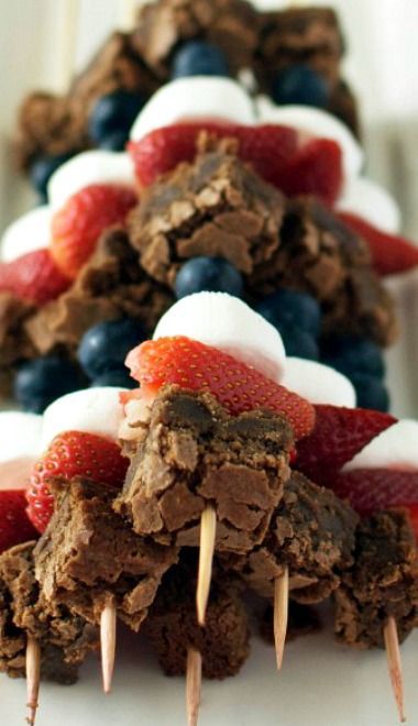 Red, White and Blue Fruit and Brownie Skewers Brownie Skewers, Red White And Blue Fruit, Decor Celebration, 4th July Food, Mini Brownies, Patriotic Food, Blue Fruit, 4th Of July Desserts, Fourth Of July Food