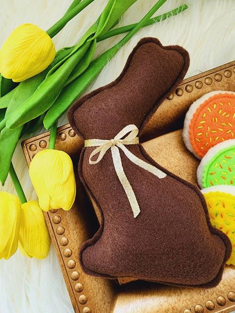 Chocolate Easter Bunny Decor, Easter Felt Decorations, Easter Felt Crafts, Sewing Easter Projects, Felt Chocolate, Felt Bunnies, Felt Easter Crafts, Food Easter, Easter Ornaments