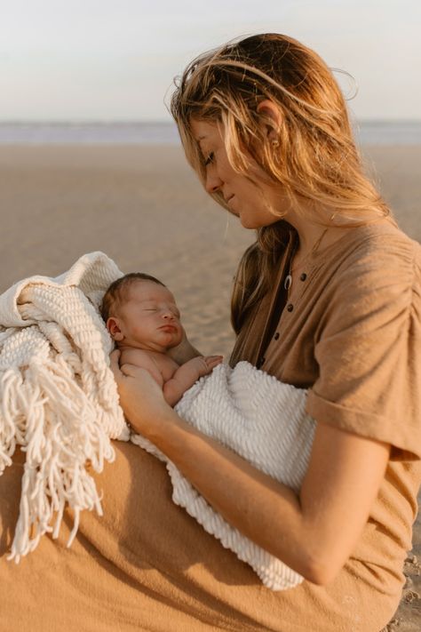 Beach Newborn Family Photos, Newborn Photos Beach, Summer Newborn Photoshoot, Newborn Beach Photography, Beach Photoshoot Family, Photoshoot Family, Newborn Family Photos, Family Shoot, Newborn Poses