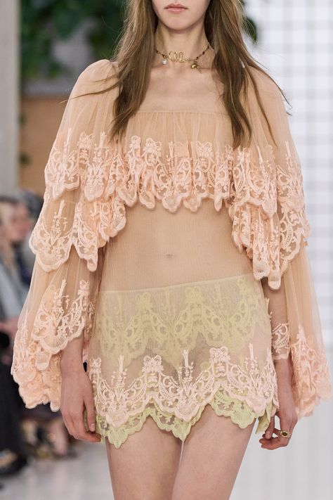 Chloé Spring 2025 Ready-to-Wear
https://www.vogue.com/fashion-shows/spring-2025-ready-to-wear/chloe/slideshow/detail#74 2025 Trends, Spring 2025, Moda Paris, Estilo Boho Chic, Lace Outfit, Girlie Style, Pink Outfits, Bohemian Dress, Sheer Dress