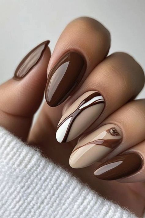 Swirly Brown Nails, Brown Hand Nails Ideas, Hazelnut Nail Color, Brown Skittle Nails, Cocoa Nails Design, Chocolate Nails Design Brown, Mocha Mousse Nail, Mocha Mousse Nails Design, Brown And Cream Nail Designs