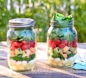 Salad Stop, How To Store Spinach, Traditional Thanksgiving Sides, Mason Jar Meal Prep, Lunches For The Week, Jar Salads, Spinach Tortellini, Vegetarian Salad, Best Chili Recipe