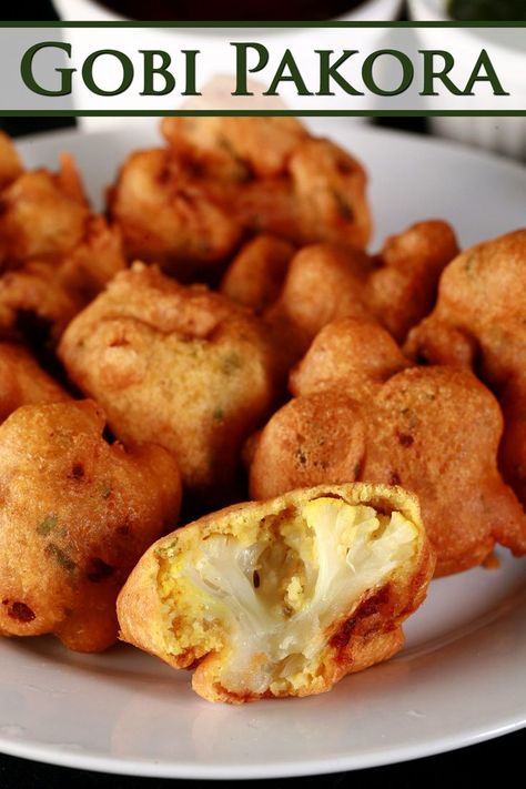 A plate of gobi Pakora- Indian cauliflower fritters. Cauliflower Pakora Recipe, Cauliflower Recipes Fried, Gobi Pakora, Indian Cauliflower Recipes, Cauliflower Pakoda, Deep Fried Cauliflower, Indian Cauliflower, Recipe Cauliflower, Pakora Recipe