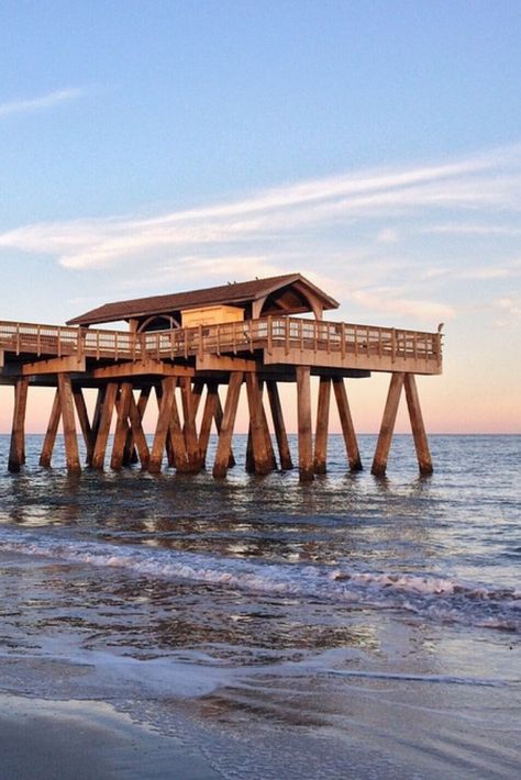 Here is our pick of the 7 piers in San Diego that are wooden, rickety, and full of fun. San Diego Pier, Ocean At Sunset, Dog Friendly Beach, San Diego Travel, Lake Photography, Shelter Island, Beautiful Scenery Pictures, Vacation Deals, Travel Hotel