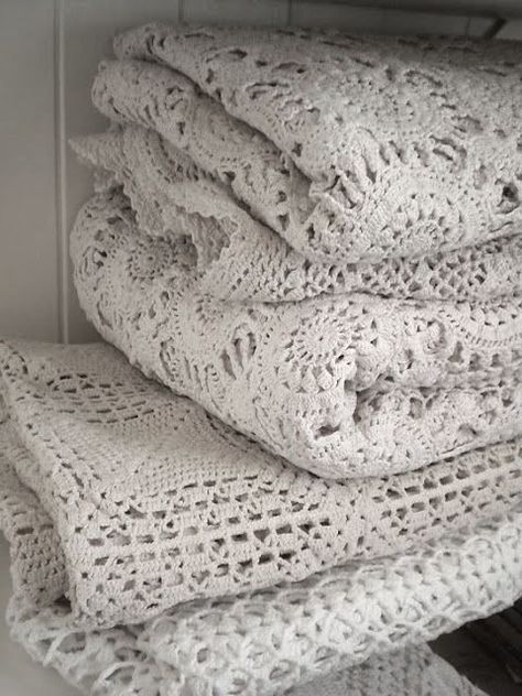 Manta Crochet, Linens And Lace, Crochet Tablecloth, Antique Linens, Lace Doilies, Antique Lace, Linen Closet, Vintage Crochet, Vintage Linens