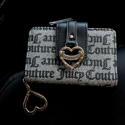 Juicy couture, juicy, purse, womens purse, wallet, fashion, y2k fashion, y2k purse, monogram purse, heart purse Juicy Purse, Heart Purse, Y2k Purse, Fashion Y2k, Mini Wallet, Wallet Fashion, Womens Purses, Y2k Fashion, Juicy Couture