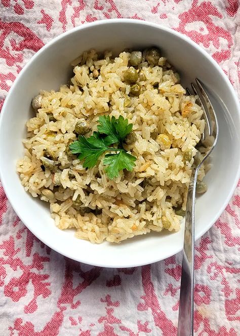 Authentic Haitian rice and pigeon peas recipe - Mika's Table -Flavors of Island Cuisine Haitian White Rice Recipes, Haitian Food Recipes Haiti, Rice And Pigeon Peas Recipe, Haitian Epis Recipe, Pigeon Peas Recipe, Epis Recipe, Haitian Rice, Squash Zucchini Recipes, Rice And Pigeon Peas