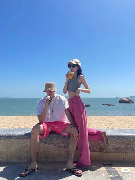 Ulzzang Couple Beach, Korean Photoshoot, Beach Fits, Ulzzang Couple, Matching Couple Outfits, Cute Couples Photos, Couple Matching, Fashion Couple, Couple Outfits