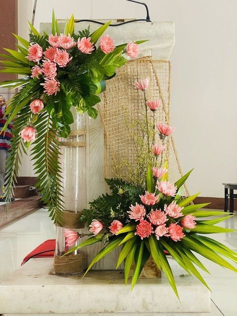 Ikebana fresh flowers arrangements Podium Floral Arrangements, Church Altar Flowers, Vegetative Floral Design, Flowers Arrangements Ideas, Alter Flowers, Room Decor Tips, Foliage Arrangements, Living Room Decor Tips, Orchid Flower Arrangements