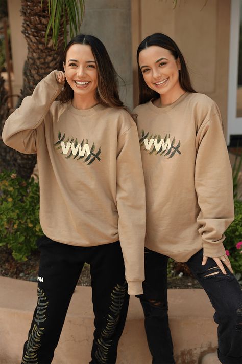 Vanessa And Veronica Merrell, Veronica And Vanessa Merrell, Veronica And Vanessa, Veronica Merrell, Vanessa Merrell, Merrell Twins, Fantasy Ideas, Girls Fashion, Fashion Outfit