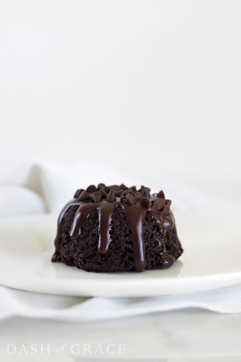 Bundlette Cake Recipes, Chocolate Mini Bundt Cakes, Mini Chocolate Cakes, Mini Bunt Cake, Mini Bundt Cakes Recipes, Mini Chocolate Cake, Cupcake Business, Bundt Recipes, Miniature Chocolate