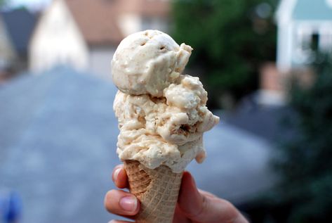 credit: The Food in My Beard [http://www.thefoodinmybeard.com/recipe/burnt-honey-basil-ice-cream/] Best Ice Cream Flavors, Basil Ice Cream, Burnt Honey, Custard Ice Cream, Honey Ice Cream, Ice Cream Flavor, Honey Caramel, Pumpkin Ice Cream, Cheesecake Ice Cream