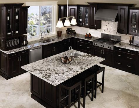 48+ Beautiful Stylish Black Kitchen Cabinets Inspirations https://freshouz.com/black-kitchen-cabinets-are-stylish/ Kitchen Craft Cabinets, Kitchen With Granite, Basement Finish, Black Kitchen Design, Black Kitchen Cabinets, Dark Kitchen, Kitchen Cabinets Makeover, Dark Kitchen Cabinets, Black Cabinets