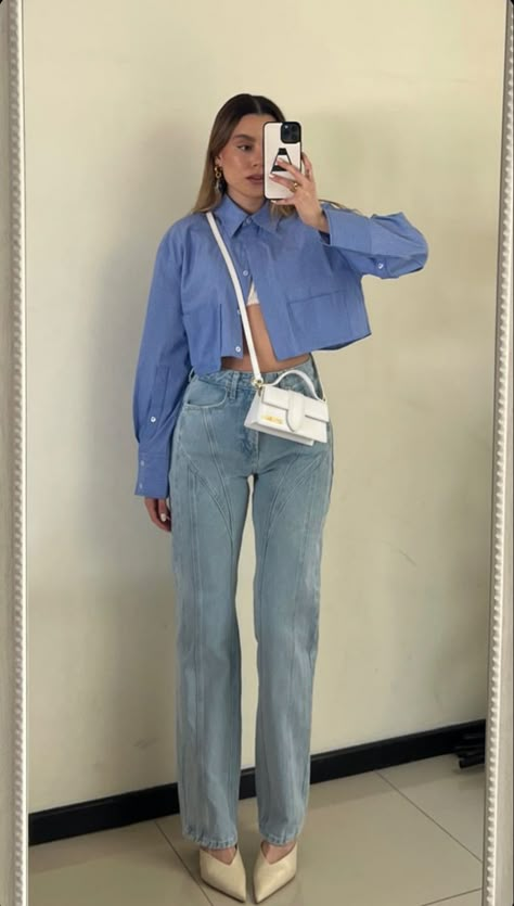 Blue Semi Formal Outfits For Women, Blue Crop Shirt Outfit, Camisa Crop Top Outfit, Outfit Celeste, Indigo Outfit, White And Blue Outfits, Semi Formal Outfits For Women, Cropped Outfits, City Outfits