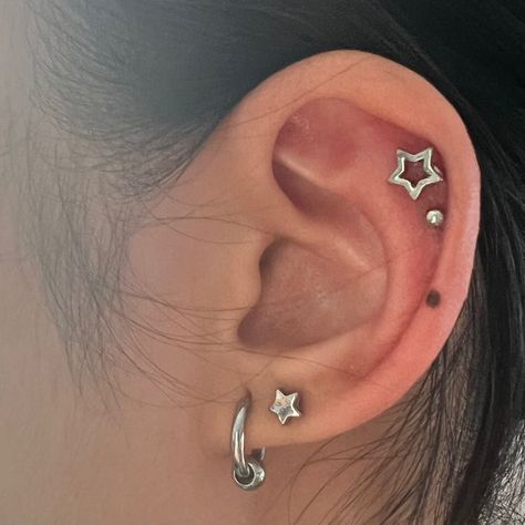 00s Mode, Cool Ear Piercings, Pretty Ear Piercings, Cool Piercings, Piercing Inspo, Cute Piercings, Body Jewelry Piercing, Piercings Jewelry, Piercing Ideas