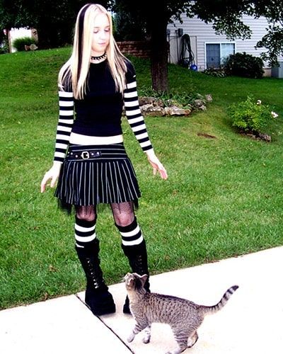 2010 Goth Aesthetic, Mall Goth Shoes, 2000s Emo Aesthetic Outfits, Mall Goth Outfit Ideas, Perky Goth Outfits, Girly Goth Aesthetic, Mall Goth Shirt, 2000s Goth Fashion, Mallgoth Outfits