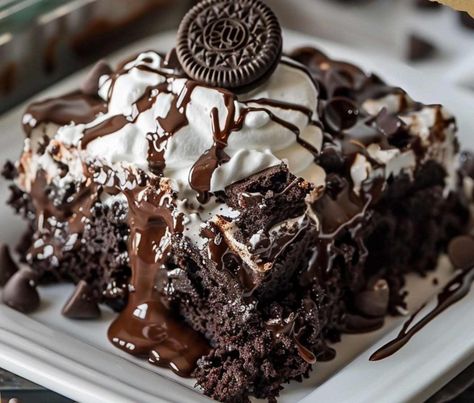 Chocolate Dump Cake Recipes, Oreo Dump Cake, Dump Cake Recipes Chocolate, Chocolate Dump, Chocolate Goodies, Chocolate Dump Cake, Crisp Recipes, Delish Cakes, Easy Recipies