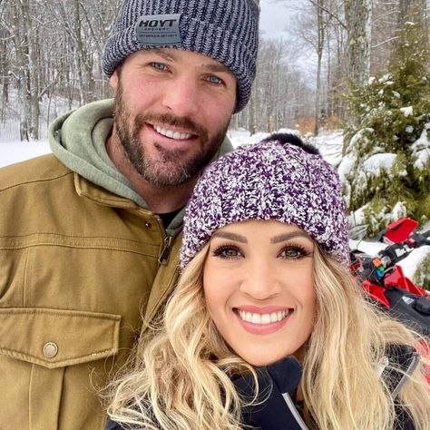 Carrie Underwood Mike Fisher, Denim And Rhinestones, Carrie Underwood Style, Classic Christmas Songs, American Idol Winner, Mike Fisher, Usa Country, Christmas Traditions Family, Queen Of Everything