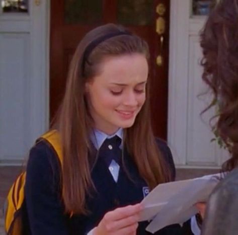 Rory Gilmore Headband Outfit, Rory Gilmore Hair Headband, Chilton Rory Hairstyles, Headband Rory Gilmore, Rory Headband, Rory Gilmore Headband, Rory Gilmore Chilton Uniform, Gilmore Hairstyles, Rory Gilmore Hairstyles