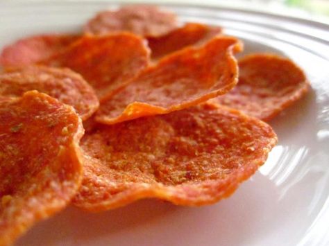 Pepperoni Chips: "Crispy, spicy, fast and easy! One way I've been using them is crumbled over my salad instead of bacon bits." -Gina*S Low Carb Crunchy Snacks, Pepperoni Chips, Turkey Pepperoni, Low Carb Diets, Ranch Dip, Crunchy Snack, Chips Recipe, High Protein Low Carb, Low Carb Snacks