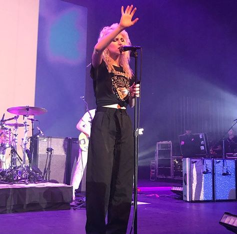 Hayley Williams Stage Outfits, Paramore Concert Outfit, Hayley Williams Aesthetic, Williams Aesthetic, Paramore Concert, Hayley Williams Style, Blue Mic, Cool Wardrobe, Style Icons Inspiration