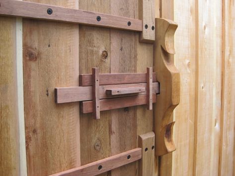 Log Furniture Tools, Driveway Gate Diy, Ranch Entrance Ideas, Cottage House Exterior, Wooden Lock, Patios And Decks, Wooden Hinges, Barn Door Latch, Wooden Lockers