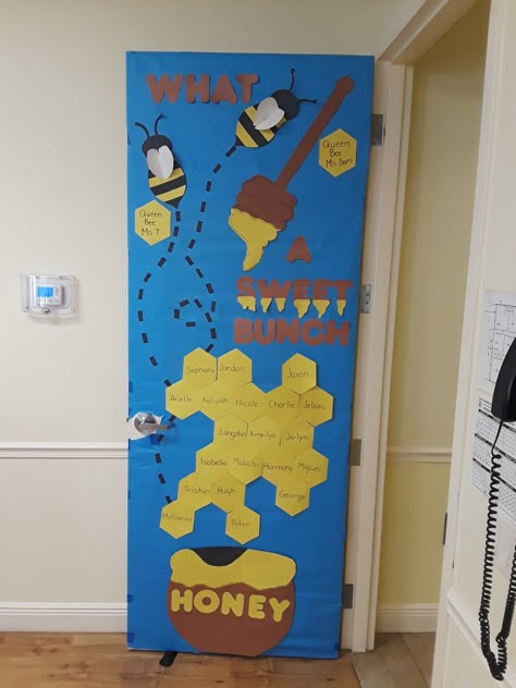 Beehive Classroom Door Decoration, Bee Hive Classroom Door, Bee Theme Door Decorations, Diy Bee Decorations Classroom, Bumble Bee Classroom Door, Cute School Bulletin Boards, Honey Bulletin Board, Bumble Bee Door Decorations Classroom, Bumblebee Classroom Theme