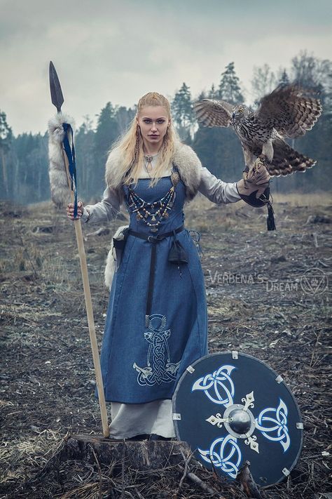 Ren Fair Costume Diy, Norse Wedding Dress Viking Woman, Norse Seeress, Viking Clothing Women Warriors, Thematic Photography, Valkyrie Costume, Viking Fashion, Viking Clothes, Norse Clothing