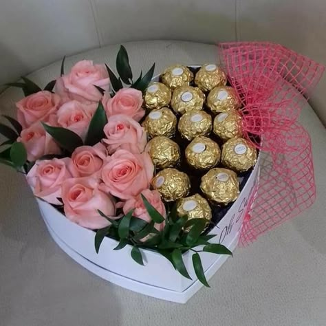 Wine Gift Box Ideas, Floral Designs Arrangements, Candy Gift Baskets, Chocolate Bouquet Diy, Candy Bouquet Diy, Alice Tea Party, Personalised Gifts Diy, Bridal Gift Wrapping Ideas, Candy Flowers