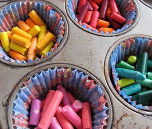 Melt old crayons in the oven at 200 degrees for 20-30 min. I'm gonna use this for earth day to make tiny earth's out of blue & green crayons Old Crayon Crafts, Melted Crayon Crafts, Rainbow Crayons, Making Crayons, Recycled Crayons, Crayon Crafts, Broken Crayons, Crayon Box, Color Crayons