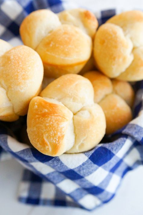 The Pioneer Woman - Cloverleaf Rolls To make these, grease a 12-cup muffin tin. Cut the thawed dough into 12 even pieces. Cut each of those pieces into three. Roll into balls and place into the greased tin. Cover with a dish towel or greased plastic wrap and let rise for about 1 1/2 hours. Brush with melted butter and bake for about 15–20 minutes, or until done. Cloverleaf Dinner Rolls, Rhodes Bread Dough Recipes, Frozen Dough Recipes, Easy Bread Roll Recipe, Frozen Bread Dough Recipes, Cloverleaf Rolls, Rhodes Rolls Recipes, Rhodes Bread Dough, Freezer Ideas