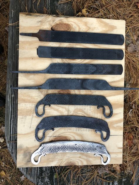 Diy Forge, Pizza Knife, Forging Knives, Knife Making Tools, Blacksmith Forge, Blacksmith Projects, La Forge, Metal Working Projects, Forging Metal