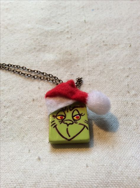 Grinch Jewelry Diy, Grinch Jewelry, Scrabble Pieces Crafts, Tiny Santa Hat, Scrabble Tile Jewelry, Grinch Ideas, Game Crafts, Scrabble Tile Crafts, Scrabble Crafts