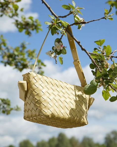 BOTTEGA VENETA HANDBAG STILL LIFE CREATIVE DIRECTION BY CHRIS HOBBS FOR MATCHESFASHION Outdoor Bag Photography, Handbag Still Life, Cos Bags, Shooting Bags, Shooting Studio, Bottega Veneta Handbag, Photography Bags, Candles Photography, Summer Handbags