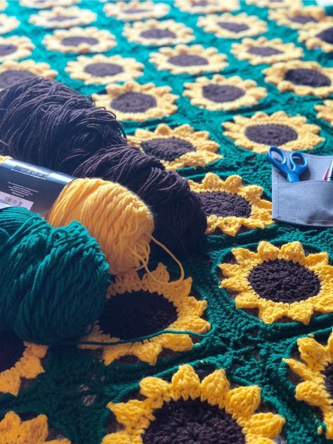 Sunflower Blanket Crochet, Sunflower Granny Square Blanket, Crochet Blanket Granny Square, Crochet Blanket Granny, Sunflower Blanket, Sunflower Granny Square, Blanket Granny Square, Easy Crochet Stitches, Granny Square Bag