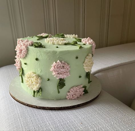 Cute Flower Cakes Aesthetic, Pastel Green Cake, Hydrangea Birthday Cake, Hydrangea Cake Decoration, Hydrangea Cakes, Birthday Cake With Hydrangea Flowers, Hydrangea Buttercream Flowers, Floral Cake Birthday, Cake Frosting Designs