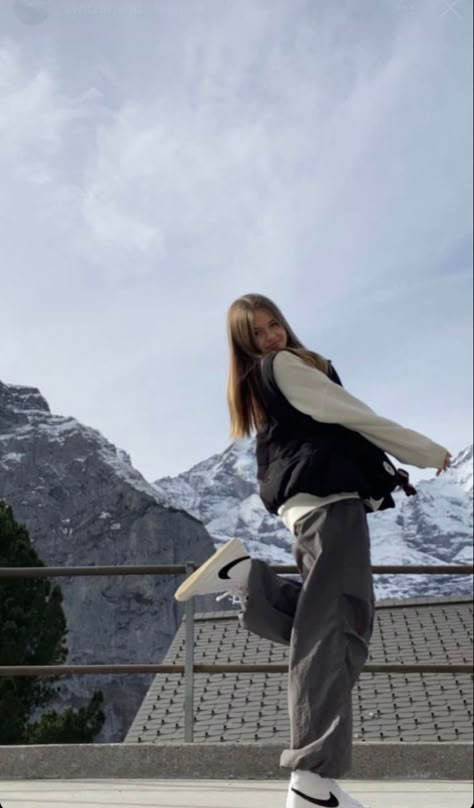 Cute Hiking Outfit, Travel Pose, Mountain Pose, Mountain Outfit, Gals Photos, Beautiful Photoshoot Ideas, Sports Shoes Outfit, Winter Fashion Outfits Casual, Fashion Top Outfits