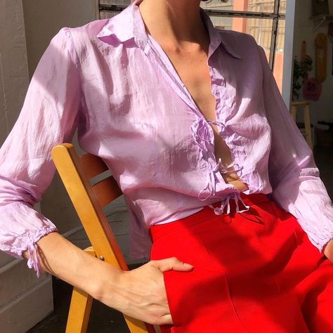 2,745 Me gusta, 9 comentarios - Courtyard La (@courtyard_la) en Instagram: "Iris tie silk blouse. Now on site. 🌿" Work Casual Outfit, Lilac And Red, Lilac Blouse, Mood Board Images, Corporate Work, Must Have Outfits, Color Outfits, Bohemian Style Clothing, Romantic Blouses