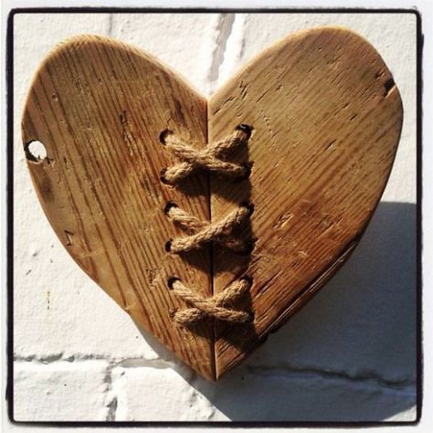 Heart Wall Hanging, Scrap Wood Projects, Driftwood Crafts, Wooden Projects, Wood Hearts, Heart Crafts, Pallet Art, Wood Creations, Wooden Heart