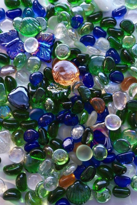 This is a guide about crafts using flat glass gems. Flat glass gems can be purchased in a variety of sizes and colors and used in many craft projects. Glass Gem Crafts, Flat Marbles, Glass Bead Crafts, Glass Beads Diy, Marbles Crafts, Gem Crafts, House Items, Mosaic Table, Mosaic Projects