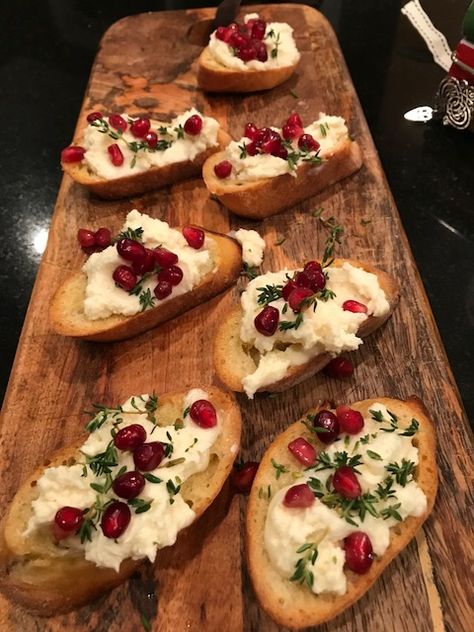 Mascarpone and Pomegranate Crostini Pomegranate Crostini, Goat Cheese And Honey, Cheese And Honey, Ranch Chicken Recipes, Marinating Chicken Breast, Toasted Bread, Pork Loin Roast, Super Bowl Party, Oil Mix