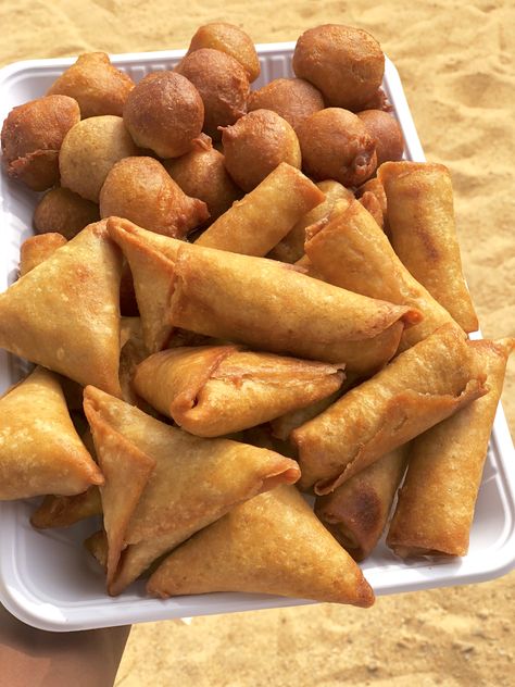 Small Chops Package Ideas, Small Chops Package In Nigeria, Shawarma Packaging Ideas, Nigerian Snacks, Small Chops, Kenyan Food, Big Snacks, Striped Cake, Bistro Food