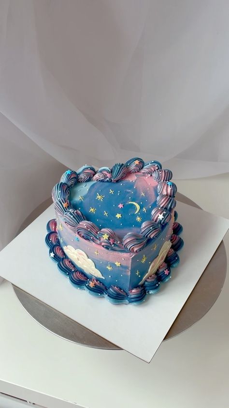 Night Sky Themed Cake, Pastel Galaxy Cake, Day And Night Cake, Starry Birthday Cake, Night Sky Cake Design, Cute Birthday Cakes Ideas, Starry Sky Cake, Magical Cake Ideas, 2 Themes In One Cake