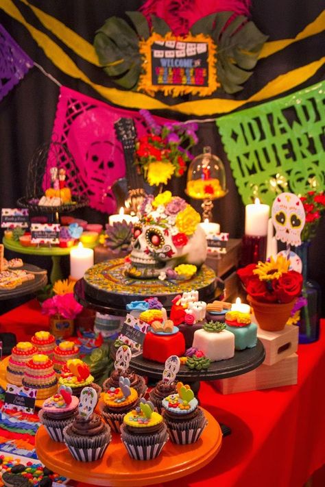 Diy Day Of The Dead, Dia De Los Muertos Party Ideas, Book Of Life Movie, Day Of The Dead Diy, Adult Party Decorations, Dia De Los Muertos Decorations Ideas, Day Of The Dead Party, Halloween Party Dinner, Halloween Dinner