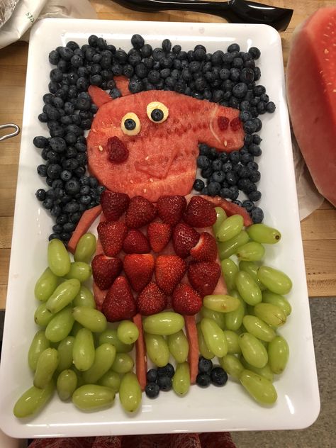 Made this Peppa Pig fruit platter for my niece’s 5th birthday! Peppa Pig Fruit, Peppa Pig Birthday Party Decorations, Greta Gris, Peppa Pig Birthday Cake, Pig Birthday Cakes, Healthy Halloween Snacks, Pig Birthday Party, Peppa Pig Birthday Party, Peppa Pig Party