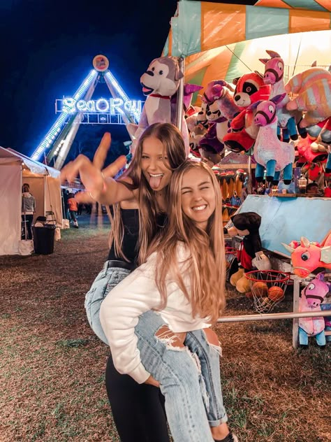 Oc Fair Aesthetic, Fair Poses With Friends, Carnival Pics With Friends, Fair Photoshoot Friends, State Fair Picture Ideas, Carnival Photo Ideas, Cute Fair Pics, Fair Photo Ideas, Fair Aesthetic Friends