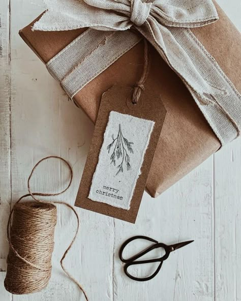 Diy Christmas Tags, Wrapping Inspiration, Gift Wrapping Inspiration, Brown Paper Packages, Paper Gift Tags, Gifts Wrapping, Wrap Ideas, Wrapping Gifts, Sustainable Gifts